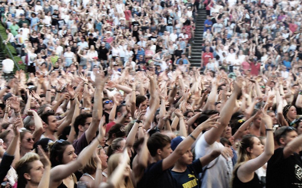 PxP Festival: Das Publikum feiert zusammen auf dem Festival