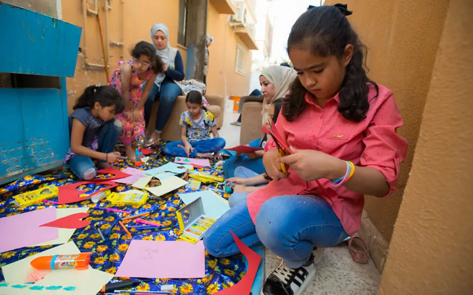 Die Kinder können hier in Ruhe Malen und Basteln | © UNICEF/Rich Makani: Eine Gruppe von Kindern beim Malen und Basteln