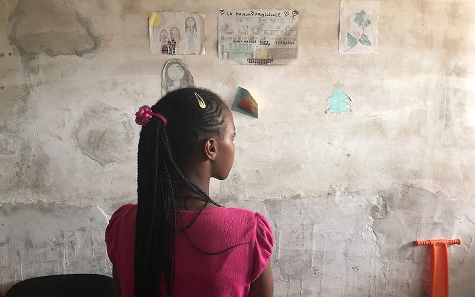 Anne Marie (Name geändert), 12, lebt gemeinsam mit ihrer Schwerster und ihrer Mutter in einem kleinen Zimmer in Senegal.