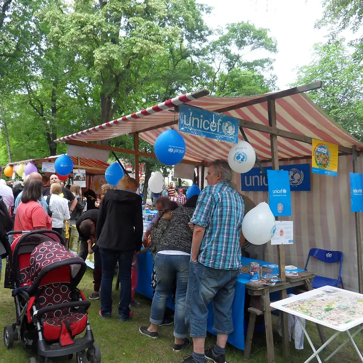 Familienfest auf dem Dorfanger© UNICEF Berlin Neuer Inhalt (2)