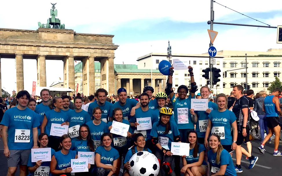 Sportliche Ehrenamtliche kurz vor dem Start des Firmenlaufs 2017 © UNICEF Berlin Neuer Inhalt (1)