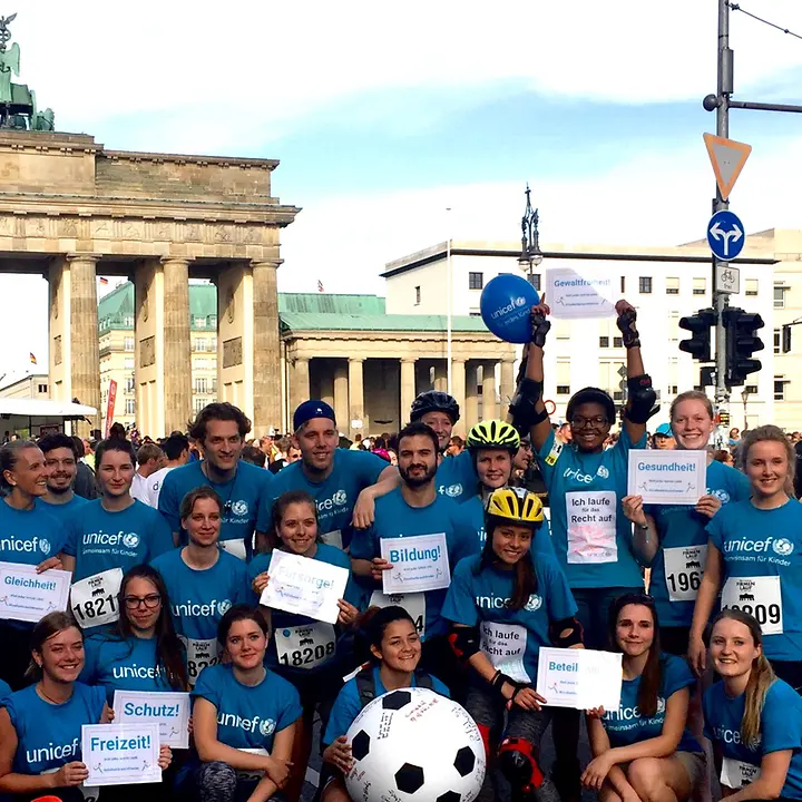 Sportliche Ehrenamtliche kurz vor dem Start des Firmenlaufs 2017 © UNICEF Berlin Neuer Inhalt (1)