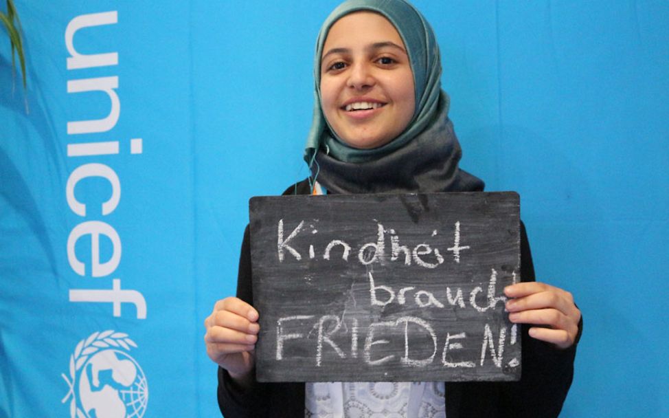 Muzoon mit dem Appell von UNICEF: "Kindheit braucht Frieden"