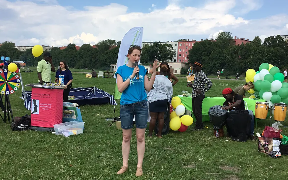 Alwina Roth informiert über das UNICEFs Hilfsprogramm "Schulen für Afrika" beim Sommerfest TdF © UNICEF Berlin Neuer Inhalt (2)