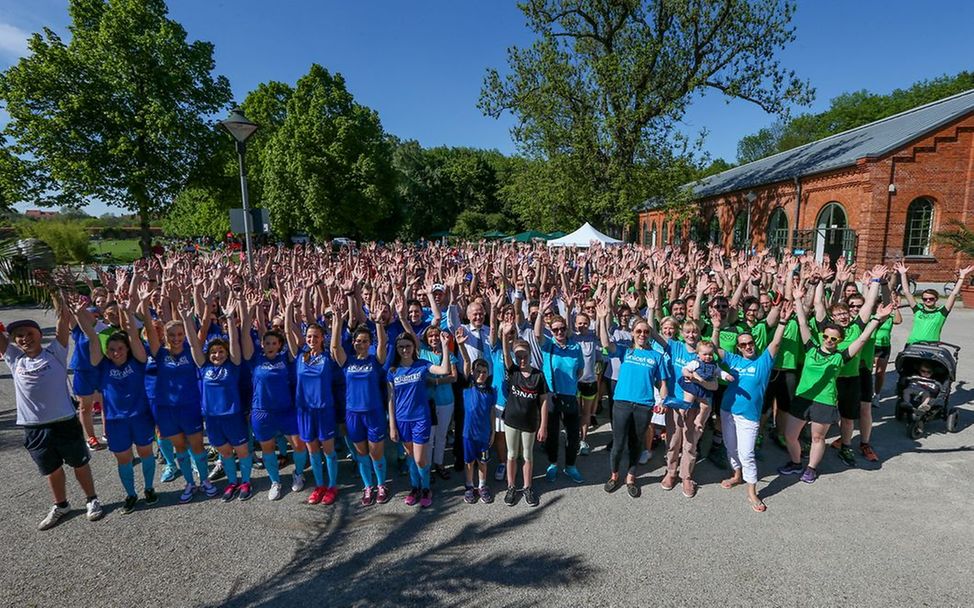 Gruppenbild vor dem Start - Firmenlauf @ Jürgen Meyer / KBumm