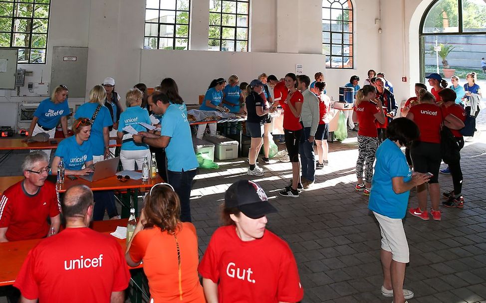 Stärkung nach dem Lauf - Firmenlauf 2017 @ Jürgen Meyer / KBumm