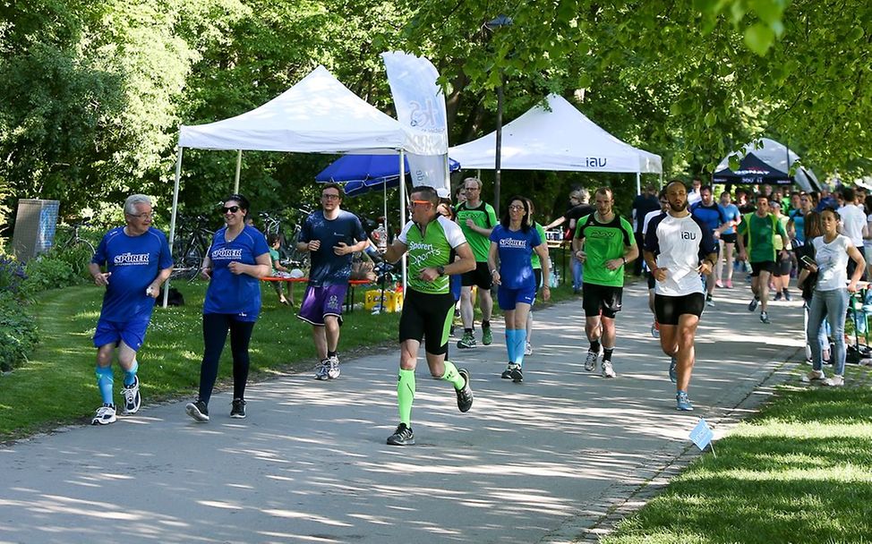 Runde um Runde - Firmenlauf @Jürgen Meyer / KBumm