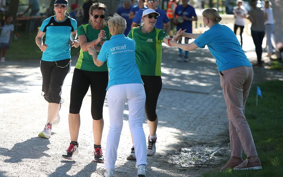 Gummiringe für jede Runde - Firmenlauf @ Jürgen Meyer / KBumm