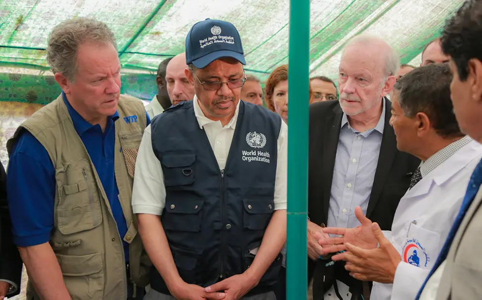 Gemeinsamer Besuch in einem Krankenhaus in Jemen. | © Moohialdin Fuad Alzekri Die drei Leiter von UNICEF, WHO, WFP stehen in einem Krankenhaus in Sanaa.