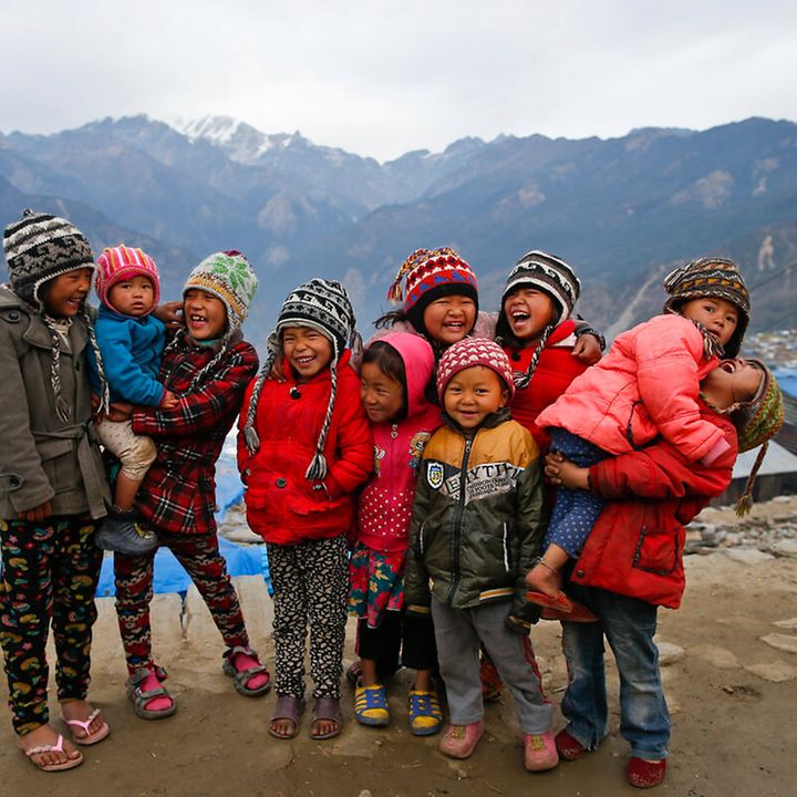 Nepal Spenden: Lachende Kinder vor Bergen