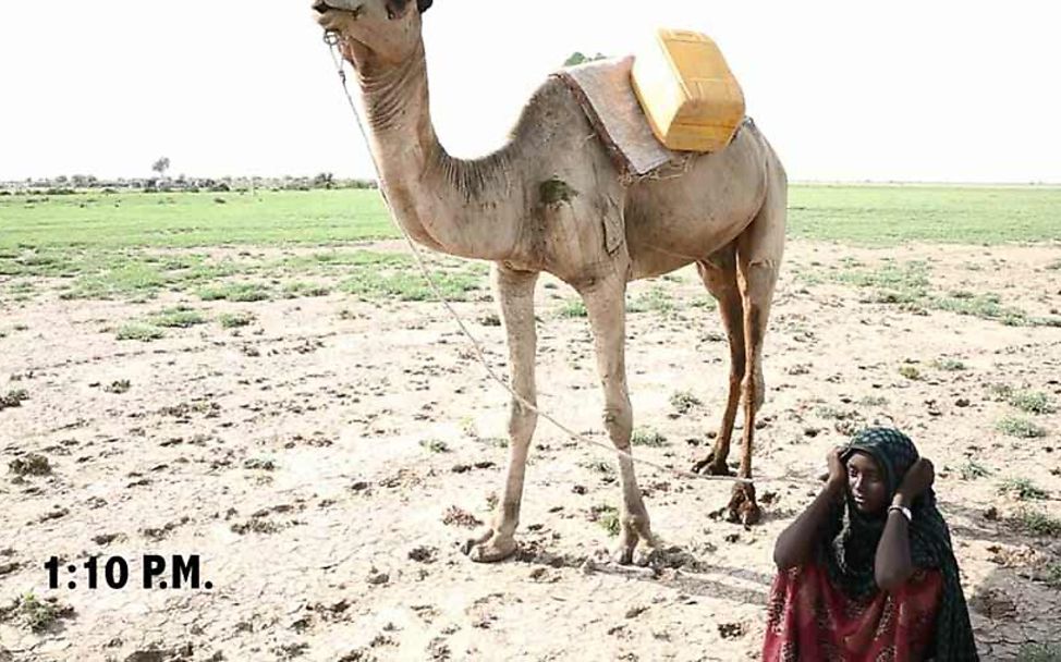 Ayshas Weg zum Wasser: Nach sechs Stunden Wanderung macht Aysha eine Pause