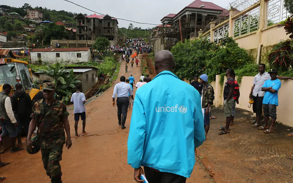 UNICEF ist in den Überschwemmungsgebieten vor Ort. | © UNICEF Ein UNICEF-Mitarbeiter vor Ort in Sierra Leone - mitten im Überschwemmungsgebiet.