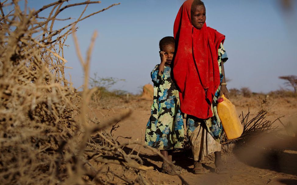 Somalia: Tirig und ihre Schwester Saua machen sich auf den Weg zum Wasserholen. 