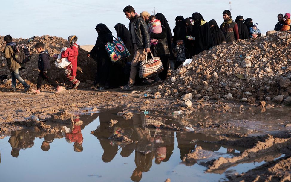 Geflüchtete Erwachsene und Kinder erreichen ein Camp bei Adhbah, Irak. 