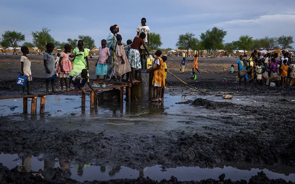 Südsudan: Die Menschen sammeln sich um eines der sechs Bohrlöcher