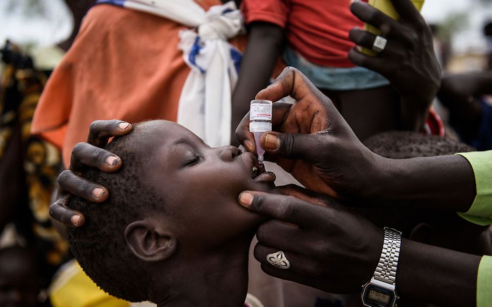 Südsudan: UNICEF-Mitarbeiter impfen Kinder gegen Polio und Masern