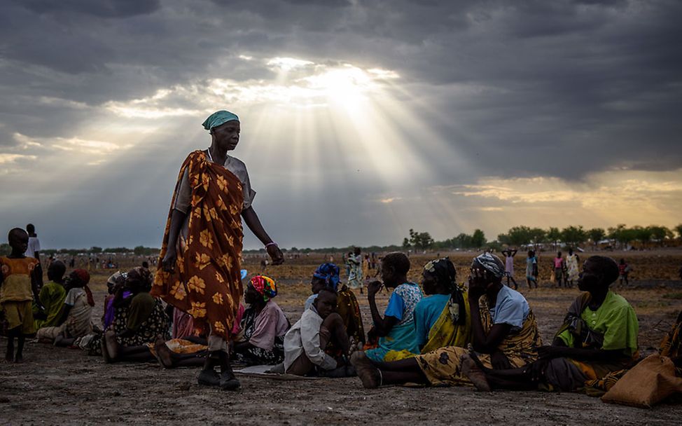 Südsudan: Die Frauen warten in einer Schlange, um sich für die Rapid-Response registrieren zu lassen