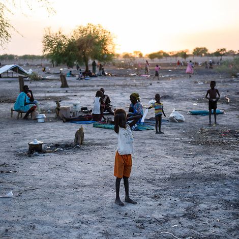 Südsudan: Ein Junge ist sich am strecken. Er muss heute unter freiem Himmel schlafen