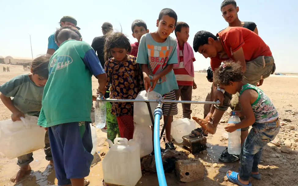 UNICEF-Helfer richten Wasserstellen für die Familien ein | © UNICEF-Syria/Delil Souleiman Rakka, Syrien: UNICEF-Helfer richten Wasserstellen für die Familien ein