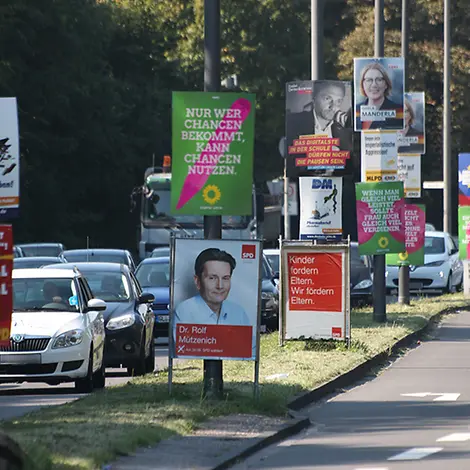 Parteien werben mit Versprechen auf ihren Wahlplakaten | © UNICEF DT/Kristina Müller Bundestagswahl 2017: Straße mit Wahlplakaten der Parteien