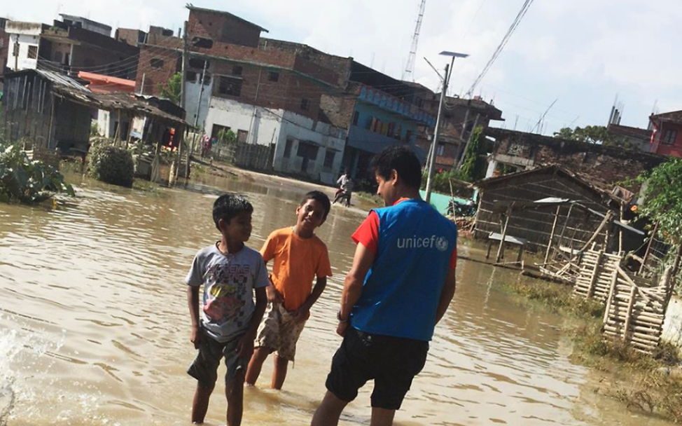 Monsun in Asien: UNICEF-Mitarbeiter im Überschwemmungsgebiet in Nepal