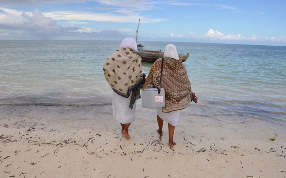 Tansania: Impfstoffe werden mit dem Boot auf die Insel Sansibar gebracht