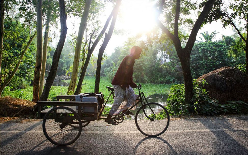 Bangladesch: Johrul transportiert mit seinem Fahrrad wichtige Impfstoffe