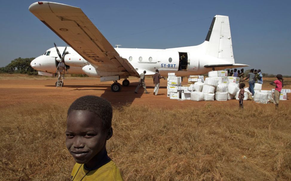 Südsudan: Ein Flugzeug mit Hilfsgütern wird entladen