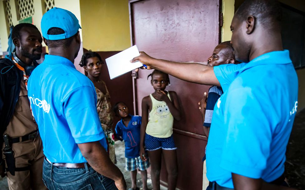 Hurrikan Haiti Irma: UNICEF-Mitarbeiter Abner Dorvil und sein Team überprüfen eine Notunterkunft