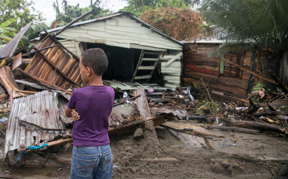 Hurrikan Irma: Junge steht vor vom Wirbelsturm zerstörten Häusern