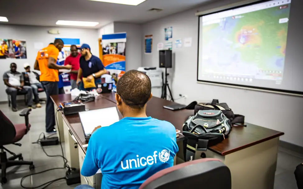 Planung der UNICEF-Nothelfer im Katastrophenzentrum | © UNICEF/Bradley Hurrikan Haiti Irma: Planung der UNICEF-Nothelfer im Katastrophenzentrum