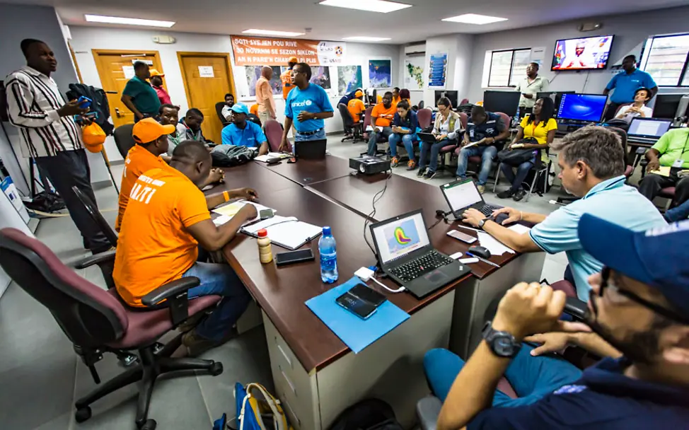 Nothilfe-Experten von UNICEF und Partnern im Katastrophenschutz-Zentrum | © UNICEF/Bradley Hurrikan Haiti Irma: UNICEF-Nothilfe-Teams und Partner im Katastrophenschutz-Zentrum während des Hurrikans