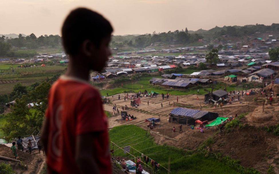 Rohingya: Ein Junge steht auf einem Hügel in Kutupalong in Bangladesch, wo derzeit viele Rohingya Zuflucht suchen.