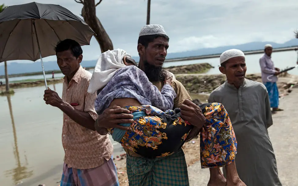 Ein Mann trägt seine Mutter und versucht sie in Sicherheit zu bringen | © UNICEF/Brown Rahmatullah trägt seine Mutter und bringt sie in Sicherheit