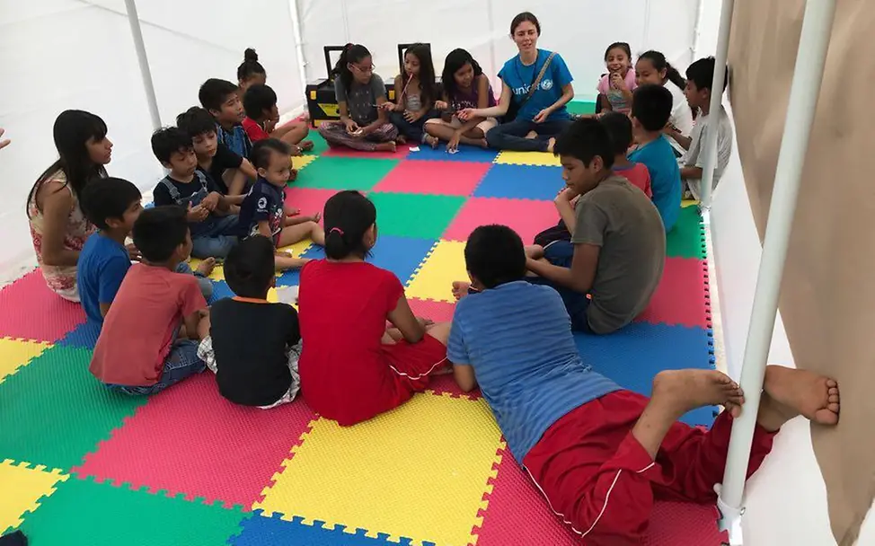 UNICEF-Mitarbeiterin mit Kindern im kinderfreundlichen Ort Mexiko Erdbeben: UNICEF-Mitarbeiterin mit Kindern im kinderfreundlichen Ort
