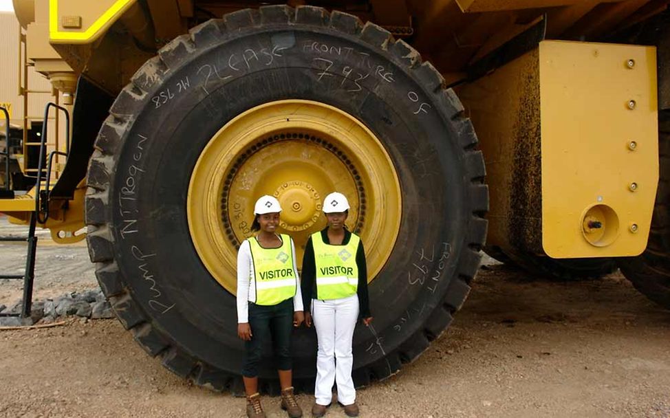 UNICEF Techno-Girls-Programm: Zwei Mädchen erhalten Einblicke ins Ingenieurswesen.