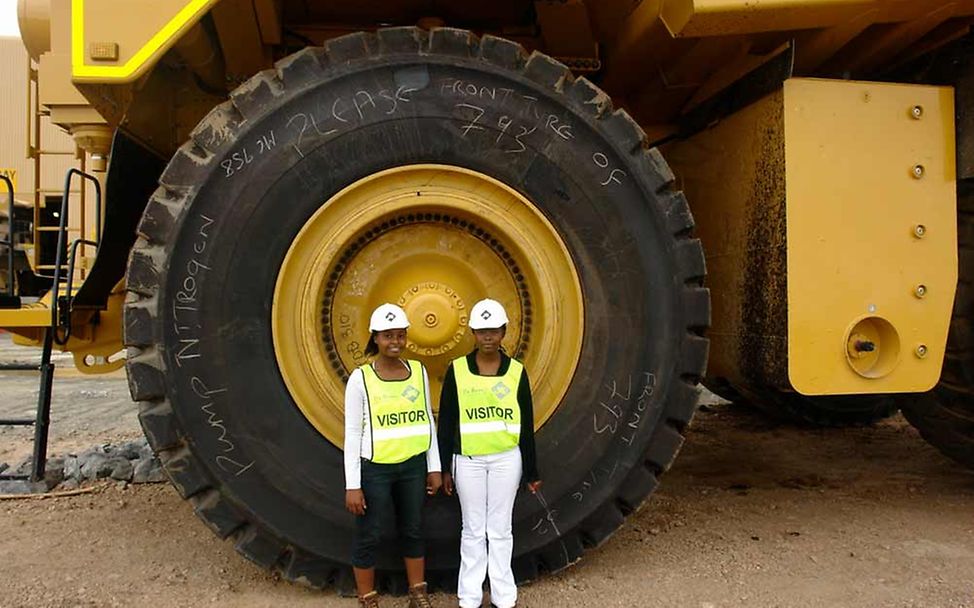 UNICEF Techno-Girls-Programm: Zwei Mädchen erhalten Einblicke ins Ingenieurswesen.