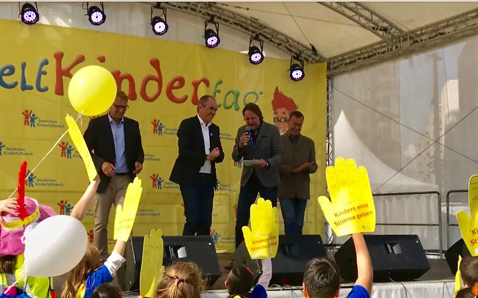 Der Geschäftsführer von UNICEF Deutschland, Christian Schneider, fordert Kinder auf, ihre Stimme abzugeben! © UNICEF Berlin Neuer Inhalt