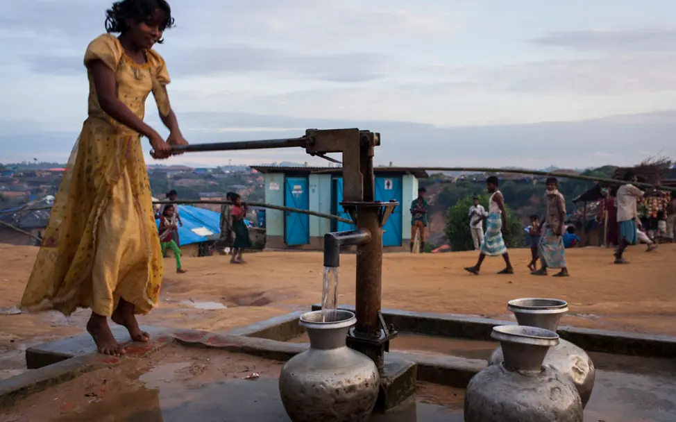 Ein Mädchen holt Wasser an der kürzlich installierten Pumpe. | © UNICEF/Brown Rohingya-Bangladesch: Ein Mädchen holt Wasser an der kürzlich installierten Pumpe.