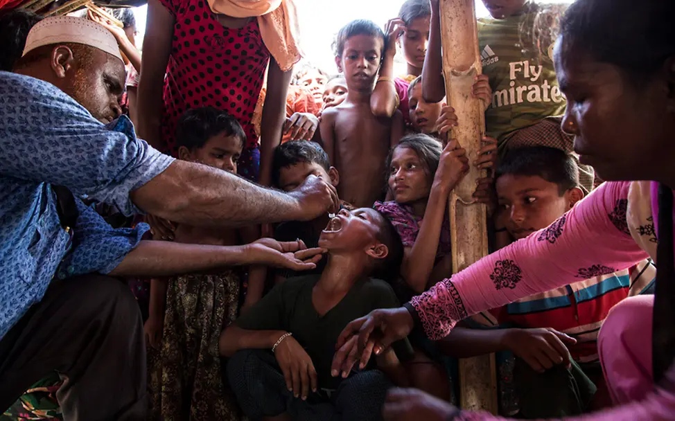 Große Impfkampagne gegen Cholera in Bangladesch! | UNICEF Ein Mann verabreicht eine Schluckimpfung gegen Cholera im Flüchtlingslager in Bangladesch.