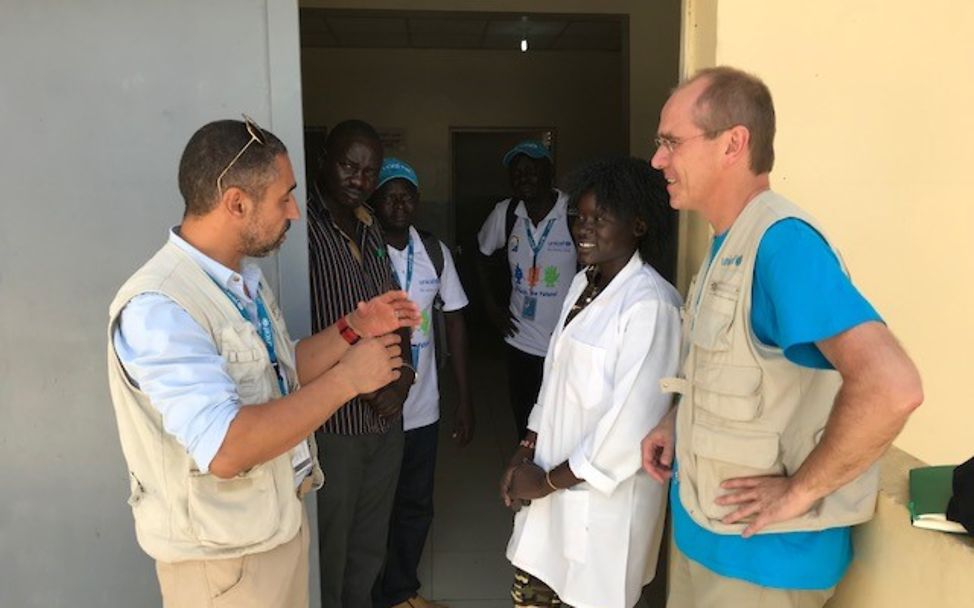 Kinder im Überlebensland: Mustafa Ben Messaoud, sein Team und Christian Schneider in Bentiu. 