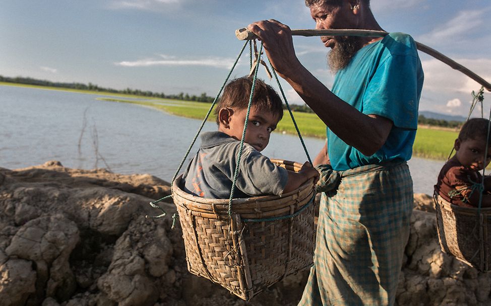 Rohingya: Ein Kind im Tragekorb