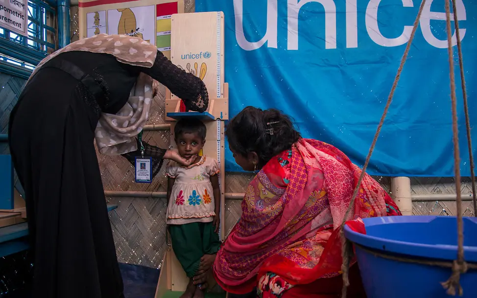 Ein Rohingya-Mädchen in einem therapeutischen Ernährungszentrum von UNICEF | © UNICEF/LeMoyne UNICEF-Helfer messen die Köpergröße eines Rohnigya-Mädchens