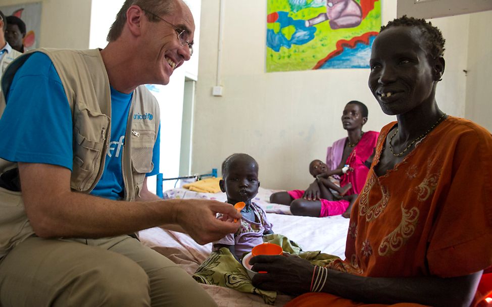 Südsudan: Christian Schneider mit der kleinen Nyanyal