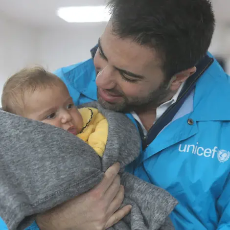 Die Fleecedecke hält Kinder warm | © UNICEF Die Fleecedecke hält Kinder warm | © UNICEF