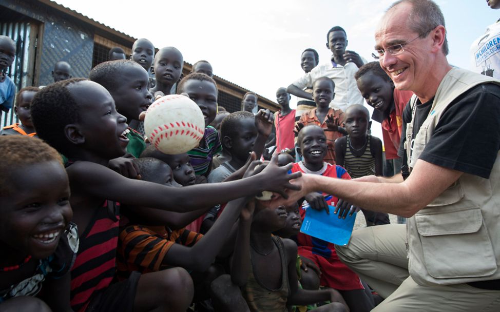 Südsudan: Christian Schneider mit Kindern in einem Child Friendly Space