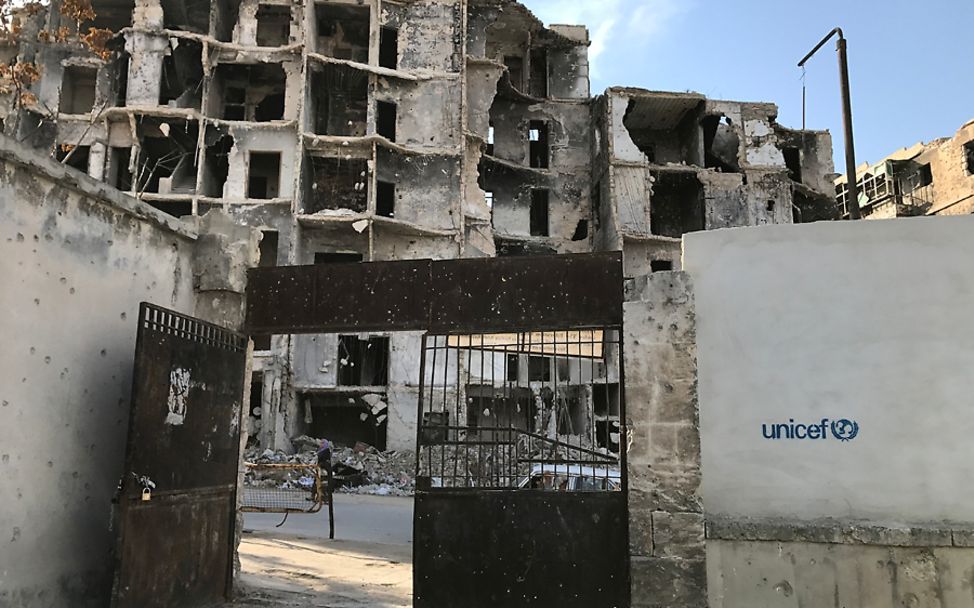 Syrien: Ein Blick auf die Trümmer und das UNICEF-Logo im Hof der Ben Yasser Schule