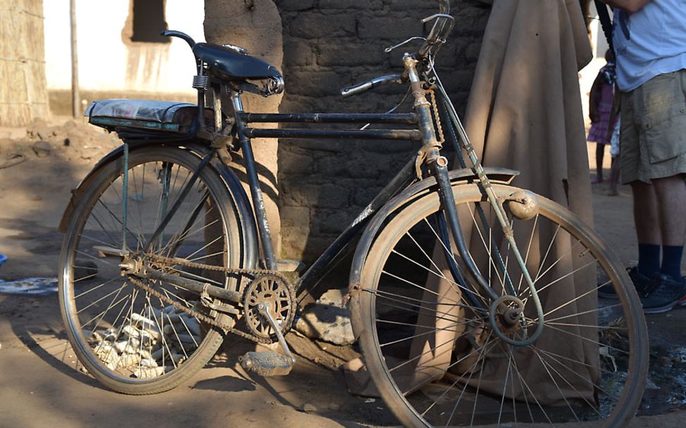 Mit dem Fahrrad erledigt Esthers Vater Taxi- und Paketdienste.