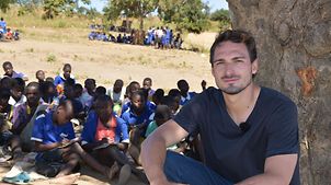 Mats Hummels besucht Malawi.