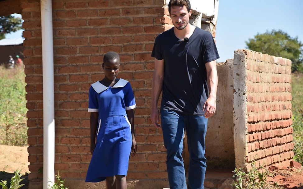 Mats Hummels und Esther lernen sich kennen.